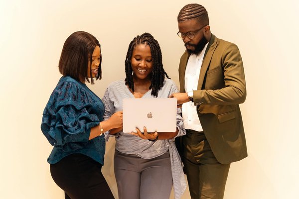 Comment les entreprises de services de coaching professionnel peuvent-elles utiliser les réseaux sociaux pour attirer de nouveaux clients ?