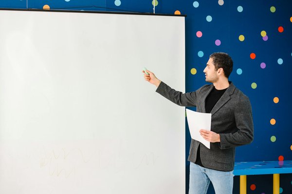 Quels sont les avantages de l'utilisation de la réalité virtuelle pour les entreprises de formation professionnelle pour simuler des environnements de travail ?